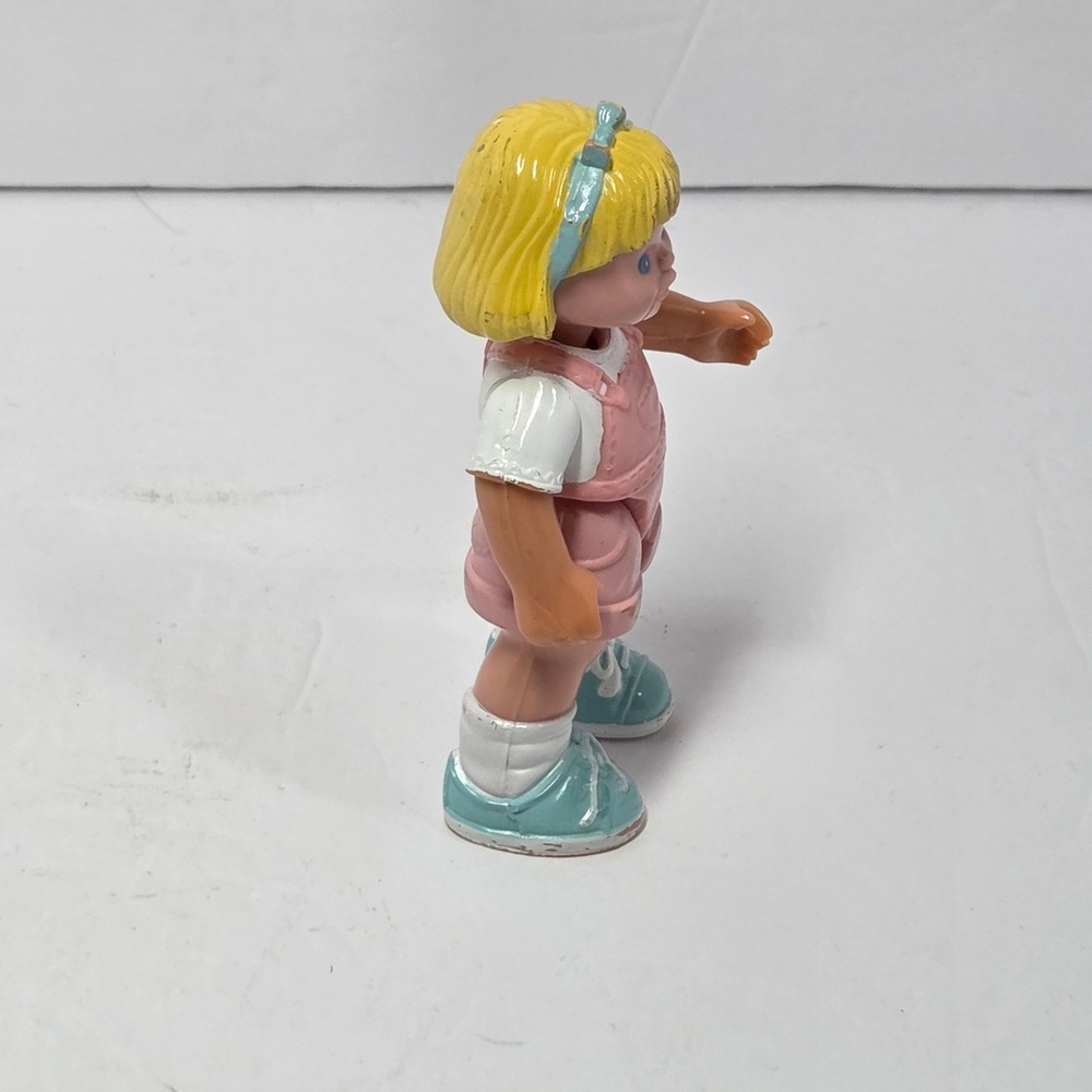 Vintage 1993 Fisher-Price Loving Family Dollhouse Girl Figure Pink Overalls 90s - Picture 4 of 8